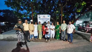 रेस्क्यू नाबालिग लड़की व गिरफ्तार आरोपी के साथ एसएसबी एएचटीयू की टीम एवं सामाजिक संस्था के कार्यकर्ता। सौ. प्रयास