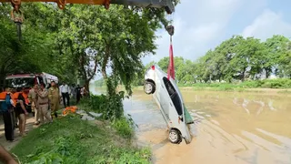 सहारनपुर में नहर से छात्र की कार निकलवाते कर्मी।