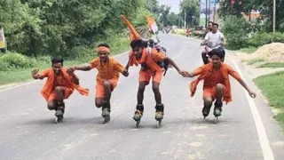 103 KM कांवड़िया पथ पर कांवरियों का अनोखा नियम; कोई स्केटिंग के सहारे तो कोई फलाहार पर पहुंचा बाबाधाम