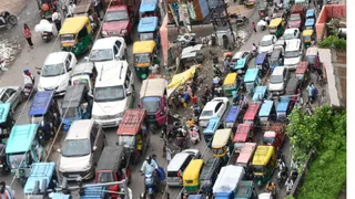 माड़ीपुर चौक से पावर हाउस चौक तक भीषण जाम में फंसे लोग। जागरण