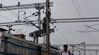 टूंडला जंक्शन ओचई की मरम्मत करता रेलवे स्टाफ।