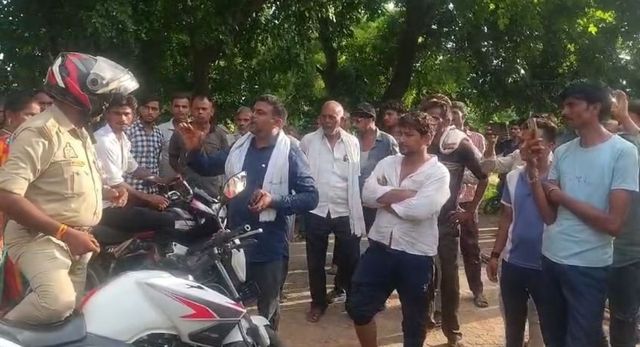 रायबरेली में सड़क पार कर रही बालिका को कार ने मारी टक्कर, ग्रामीणों ने किया हाईवे जाम, पुलिस के खिलाफ लगाए नारे

