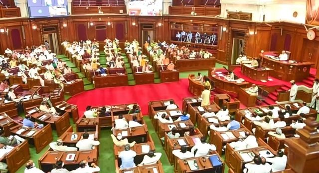 हंगामे की भेंट चढ़ा मानसून सत्र, बिना चर्चा पास हुआ अनुपूरक बजट; चढ़ावा चोरी और पेपर लीक मामले को लेकर विपक्ष की नारेबाजी