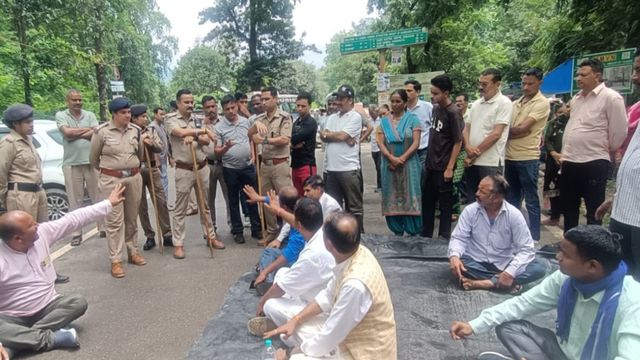 उत्तराखंड के अल्मोड़ा में बाघों के हमलों से मौतों पर ग्रामीणों में उबाल, हाईवे पर सांकेतिक जाम
