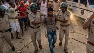 साईन गांव में पुलिस टीम पर हमला, आर्म्स एक्ट के फरार आरोपी को दबोचा (AI Generated Image)