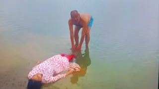 बेटी की हत्या के बाद शव को चंबल नदी में ठिकाने लगाता पिता।