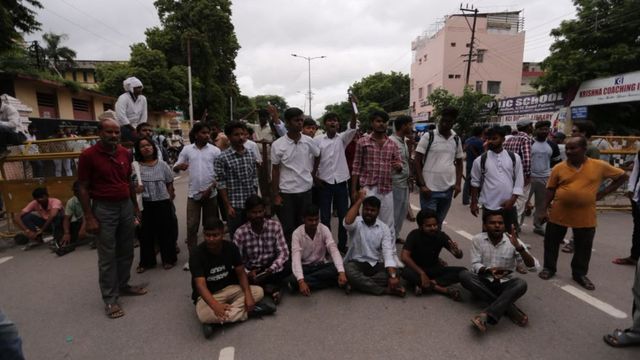 इलाहाबाद यूनिवर्सिटी में फीस वृद्धि के विरोध में चल रहे आंदोलन के बीच खूनी झड़प से छात्रों में आक्रोश, किया चक्का जाम