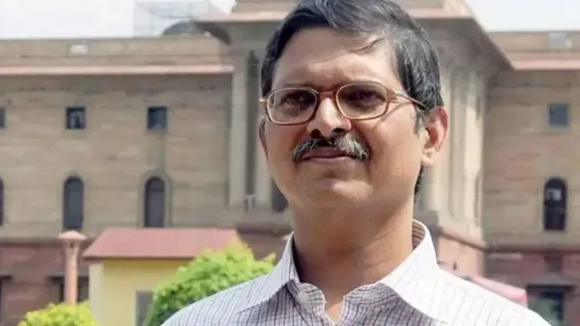 पूर्व IPS अमिताभ ठाकुर के खिलाफ दर्ज केस में कोर्ट ने पुलिस से मांगी स्पष्ट जांच आख्या, 11 अगस्त को होगी अगली सुनवाई