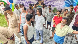 करंट लगने से दो की मौत के बाद जुटे लोग। जागरण
