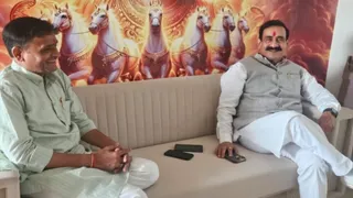 आशुतोष तिवारी के साथ डॉ. नरोत्तम मिश्रा (सौजन्य- इंटरनेट मीडिया)