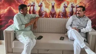 भोपाल में आशुतोष तिवारी से मिलने उनके आवास पर पहुंचे डॉ. नरोत्तम मिश्रा। (सौजन्य : इंटरनेट मीडिया)