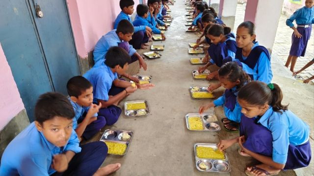बक्सर: मध्याह्न भोजन के लिए 1 किमी पैदल चलने को मजबूर मासूम, खाने की गुणवत्ता पर भी सवाल
