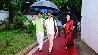 मानसून सत्र से पूर्व सत्तारूढ़ विधायक दल की महत्वपूर्ण बैठक, तेज बारिश के बीच छाता थामे बैठक स्थल पहुंचे मुख्यमंत्री हेमंत सोरेन एवं मंत्रीगण।