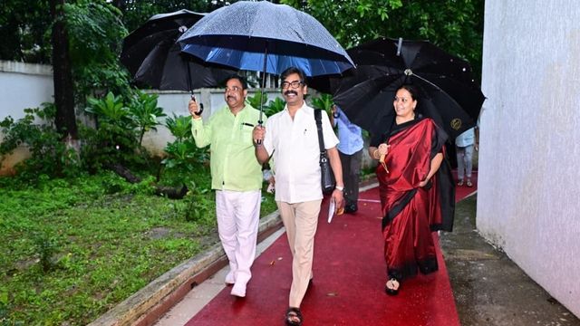 रांची में JPSC-JSSC परीक्षा धांधली पर आंदोलन जारी, CM से वार्ता का प्रस्ताव ठुकराया; लोक भवन से सरकार तक रेस