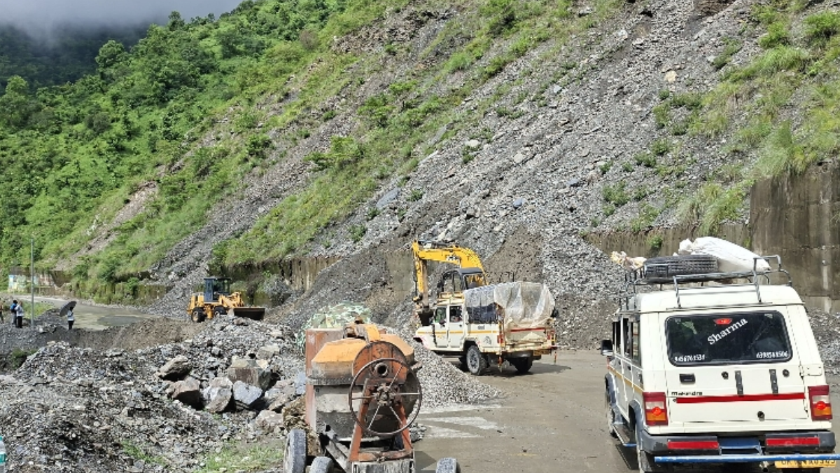देहरादून में भीषण बारिश, भूस्खलन से 10 सड़कें हुई बंद; 30 गांवों का टूटा संपर्क