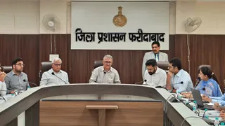 शहरी विकास प्रधान सलाहकार डीएस ढेसी अधिकारियों संग बैठक करते हुए। सौ. डीआईपीआरओ