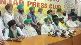 जालंधर में मीडिया से बातचीत करते हुए किसान नेता।