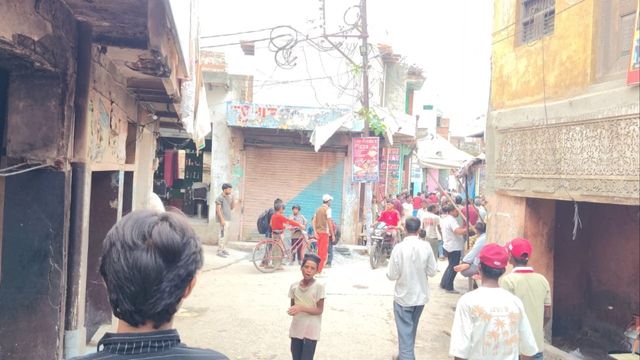 नोएडा: जमीन बिक्री के पैसे के बंटवारे को लेकर भाई ने भाई पर चलाई गोली, पड़ोसी को जा लगी
