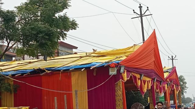 गाजियाबाद: बिजली निगम की चेतावनी बेअसर, वजीराबाद मार्ग पर 11KV लाइन के नीचे ही लगा दिए कांवड़ शिविर