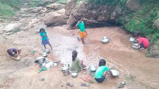 चुआं का पानी पीने को मजबूर ग्रामीण