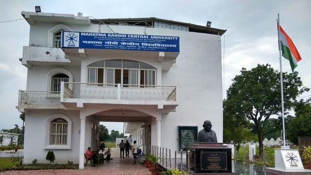 MGCU मोतिहारी के 11 छात्रों ने बढ़ाया यूनिवर्सिटी का गौरव, एकसाथ बने Assistant Professor
