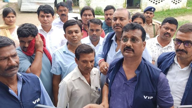 नरकटियागंज में नल-जल योजना के भुगतान के लिए 15 हजार रिश्वत लेते पंचायत सचिव गिरफ्तार
