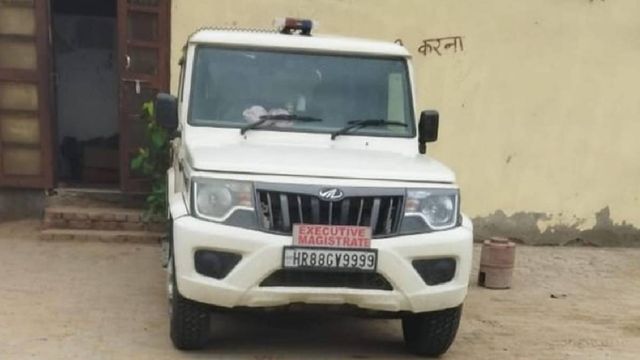 हरियाणा में नायब तहसीलदार ने सरकारी गाड़ी पर लगाई बत्ती, शिकायत के बाद पुलिस ने शुरू की जांच

