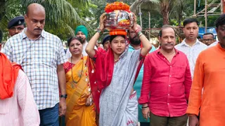 मरीन ड्राइव स्थित डोबो पुल पर जब यह यात्रा पहुंची, तो श्रद्धालुओं के भारी उत्साह ने पूरे माहौल को भक्तिमय बना दिया।