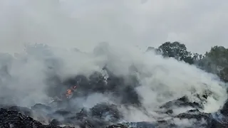 आग लगे स्थान से निकलता धुआं।