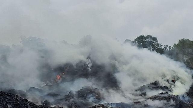 रामगढ़ के CCL तोपा प्रोजेक्ट में कोयला स्टॉक में लगी आग, 100-200 टन कोयला जलकर राख
