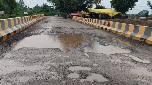 भ्रष्टाचार की भेंट चढ़ा नया पुल! ड्रेन नंबर-8 पर पौने चार करोड़ खर्च, फिर भी सड़क में हुए गड्ढे