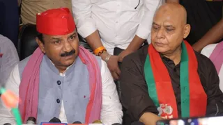 जीवनी मंडी पर पत्रकारों से वार्ता करते सपा के प्रदेश अध्यक्ष श्याम लाल पाल। साथ हैं शहर अध्यक्ष शब्बीर अब्बास। जागरण