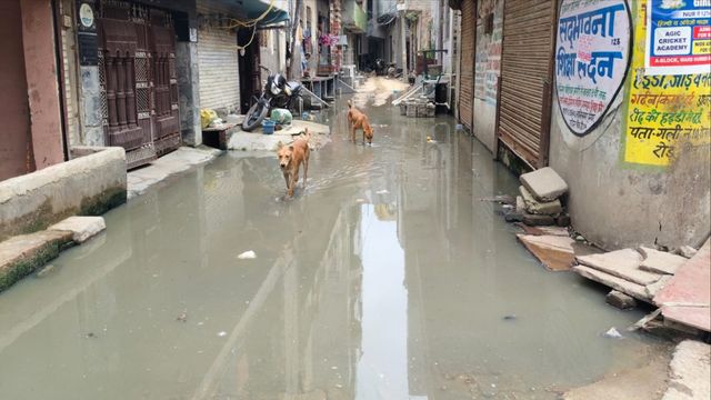 लोनी: नाला ओवरफ्लो होने से गली में हो रहा जलभराव , मोहल्लेवासी परेशान
