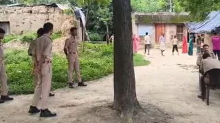सुकईपुर गांव में जांच करती पुलिस