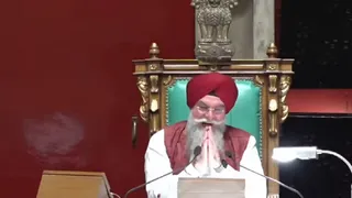 हंगामे के बीच पंजाब विधानसभा स्पीकर समझाने का प्रयास करते हुए।