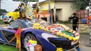 दून हाईवे पर कांवड़ यात्रा मार्ग पर सिवाया गांव के पास टार्जन द वंडर कार की डमी वाली गंगाजल कांवड़, जो 7.50 लाख रुपये में तैयार की गई है