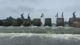 छलांग लगाकर स्टॉप डैम को पार कर स्कूल जाते बच्चे। (वीडियो ग्रैब)