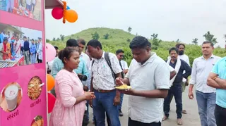 छोटी सी लस्सी दुकान से विशिष्ट पहचान बनाने वाली अंजली ने अब अपने व्यवसाय का विस्तार करते हुए फास्ट फूड कार्ट की शुरुआत की है।