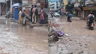 नई बस्ती रोड देवली गांव में सोमवार रात हुई हल्की वर्षा के बाद खस्ताहाल सड़क पर भरे पानी से गुजरते लोग। सौ- आरडब्ल्यूए