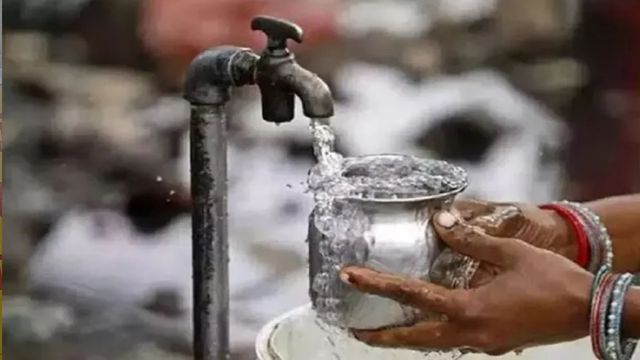 24 घंटे इंतजार के बाद मात्र 10 मिनट मिल रहा पानी, दिल्ली के दक्षिणपुरी इलाके में पेयजल संकट से लोग त्रस्त
