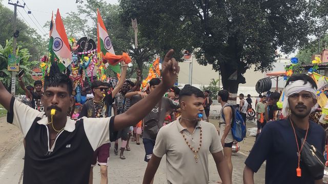 हरिद्वार: पुलिस से बचने को कांवड़ पटरी मार्ग में घुसे चोर, कांवड़ियों ने घेरा; जमकर हुई पिटाई