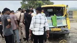 भोजपुर में तेज रफ्तार बालू लदे ट्रक ने स्कूल वैन को मारी टक्कर