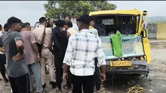 भोजपुर में तेज रफ्तार बालू लदे ट्रक ने स्कूल वैन को मारी टक्कर, आधा दर्जन बच्चे और ड्राइवर घायल