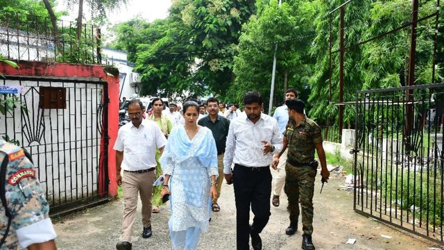 अचानक Collectorate पहुंचीं भागलपुर DM अलंकृता पांडेय; लेटलतीफी पर कड़क एक्शन, फाइलों के अंबार पर बोलीं- यह क्या है