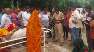 सीतामढ़ी में घटनास्थल पर जांच पड़ताल करती पुलिस। सौ. विभाग
