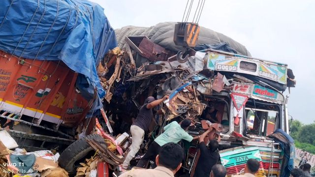 बरेली में नेशनल हाईवे पर भीषण हादसा: इन्वर्टिस के पास दो ट्रकों की टक्कर में 2 की मौत, लगा लंबा जाम