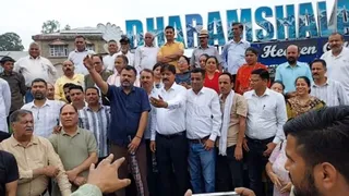 धर्मशला में विधायक सुधीर शर्मा के विरोध में प्रदर्शन करते कांग्रेस कार्यकर्ता। जागरण