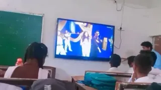 कक्षा में विद्यार्थियों को दिखाई फिल्म धुरंधर। (वीडियो ग्रैब)