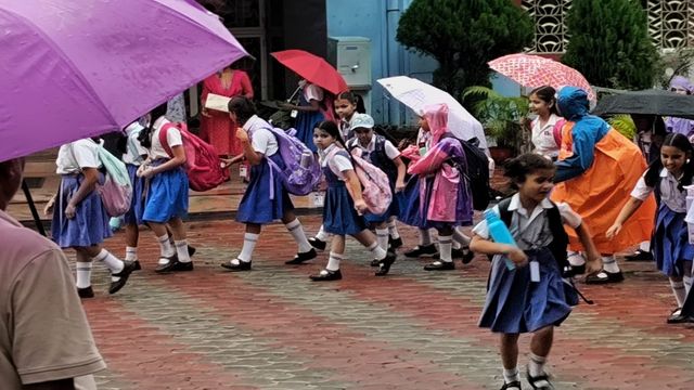 धान के लिए राहत, बच्चों के लिए आफत! धनबाद में बारिश का दौर कब तक?