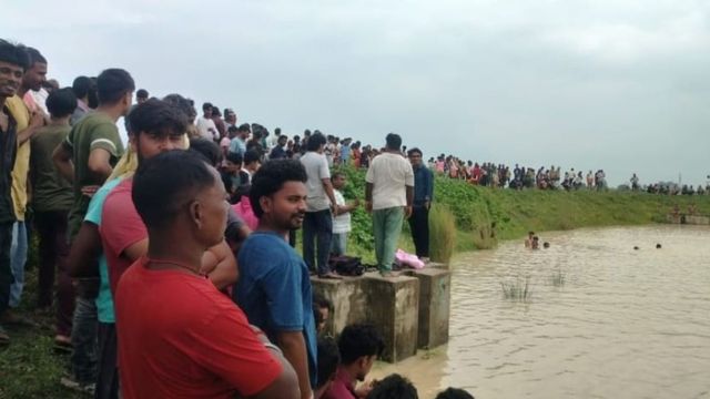 जमुई मरकट्टा तालाब में बच्चे के डूबने की अफवाह पर मचा हड़कंप; SDRF टीम ने चलाया 3 घंटे सर्च अभियान, सुराग नहीं
